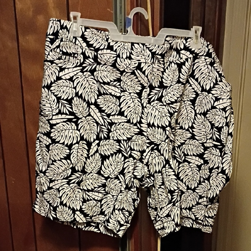 Terra & Sky Black and White Leaf Print Women's Shorts
